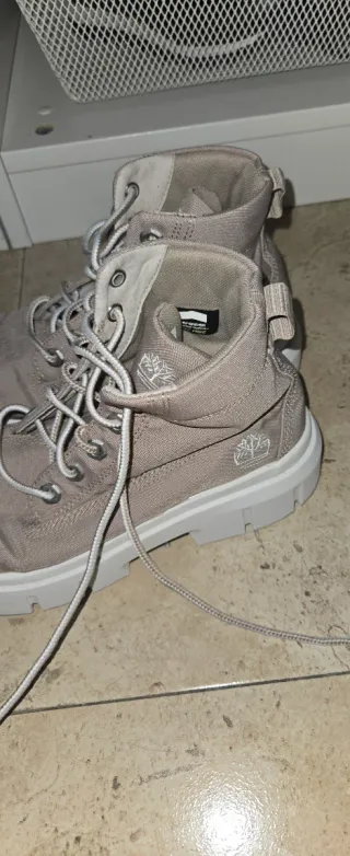 Botas de tela grises y blancas