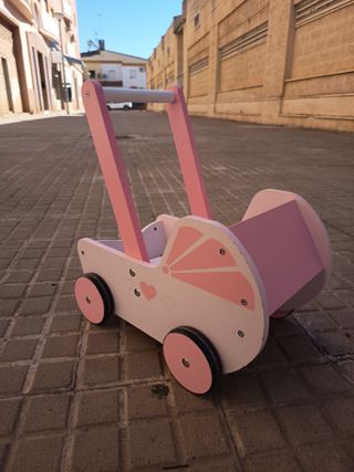 Cochecito de madera para bebé de juguete