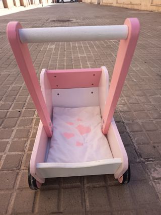 Cochecito de madera para bebé de juguete