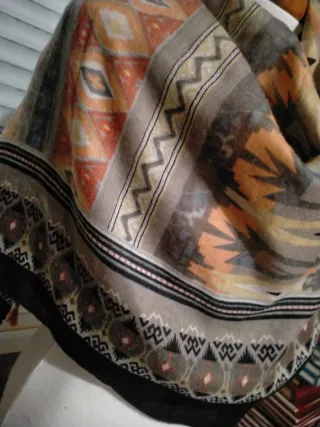 Pañuelo estampado mujer. Medidas: 1,30×1,33