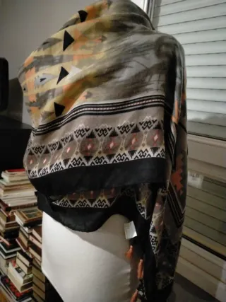 Pañuelo estampado mujer. Medidas: 1,30×1,33