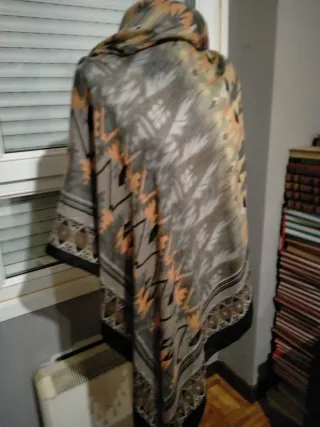 Pañuelo estampado mujer. Medidas: 1,30×1,33