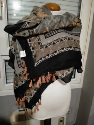 Pañuelo estampado mujer. Medidas: 1,30×1,33