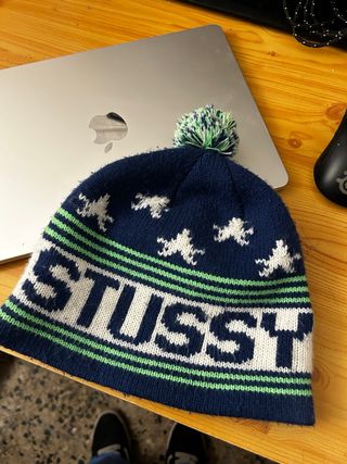 Gorro Stussy azul y verde con pompón