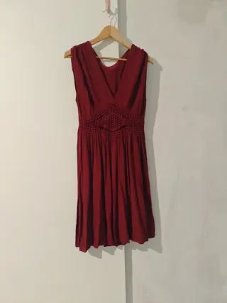 Vestido burdeos con detalles de crochet