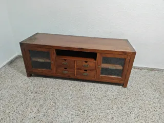 Mueble TV madera oscura con puertas de cristal