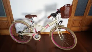 Bicicleta Btwin con cesta y luces