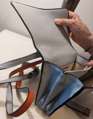 Bolso de Zara de piel estilo minimalista nuevecito