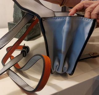 Bolso de Zara de piel estilo minimalista nuevecito