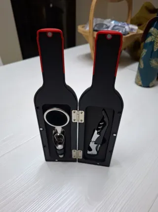 Cavatappi nero e rosso con versavino antigoccia.