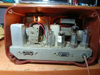 Radio pequeña antigua de valvulas