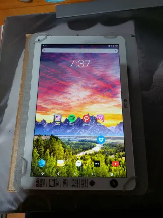 Tablet SPC como nuena+ funda dorada