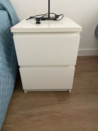 Mesita de noche blanca