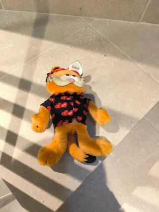 Peluche Garfield con camisa de corazones