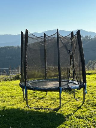 Cama elástica con red de seguridad