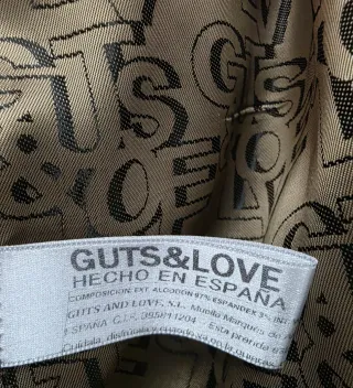 Gabardina GUTS & LOVE.