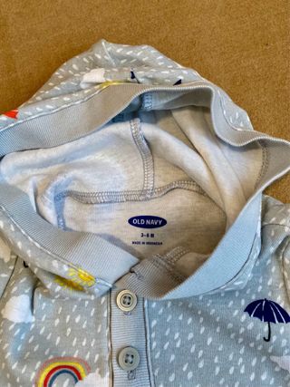 Mono bebe(3-6mese) Old Navy capucha y estampado