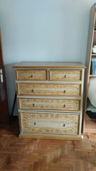 Cómoda de madera beige y dorada