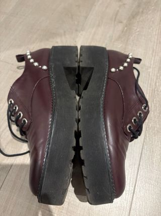 Zapatos Blucher Stradivarius Burdeos Tachuelas