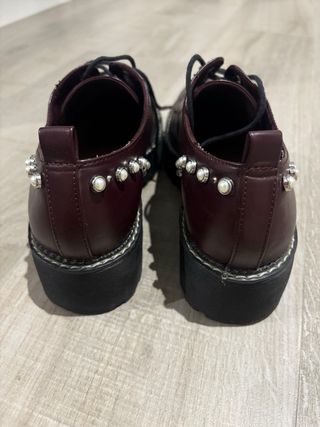 Zapatos Blucher Stradivarius Burdeos Tachuelas