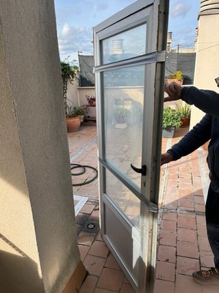 Puerta de aluminio abatible y vidrio