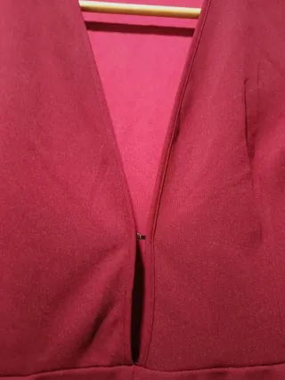 Mono burdeos fiesta elegante