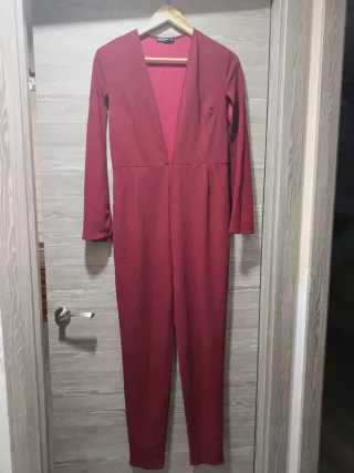 Mono burdeos fiesta elegante