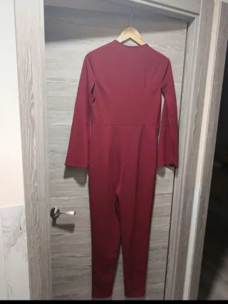 Mono burdeos fiesta elegante