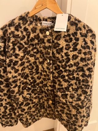 Abrigo NAF NAF estampado leopardo con etiquetas.