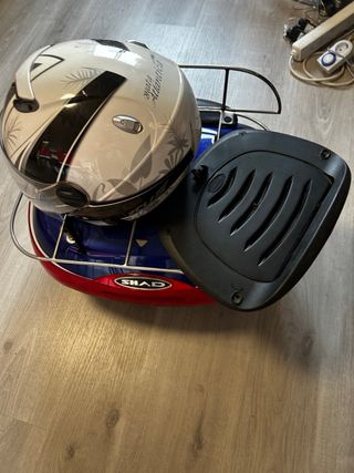 Baúl SHAD azul con respaldo y casco