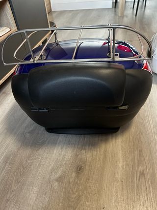 Baúl SHAD azul con respaldo y casco