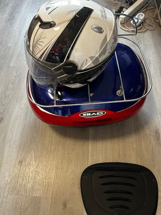 Baúl SHAD azul con respaldo y casco