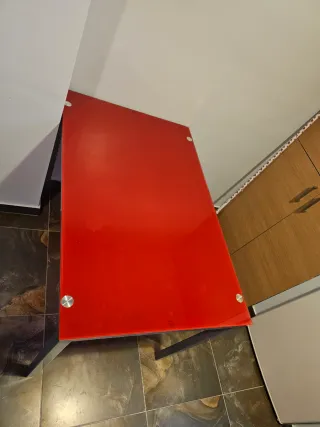 Mesa de cristal roja y metal gris