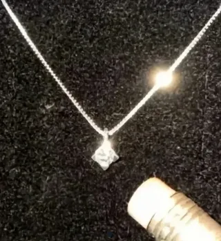 Colgante diamante solitario en oro blanco 18k