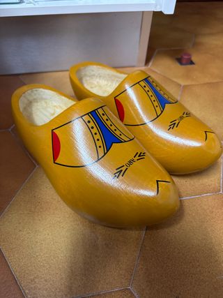 Zuecos de madera ARO amarillos