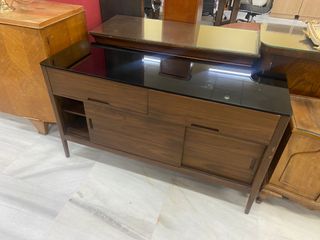 APARADOR MODERNO DE MADERA CON CRISTAL