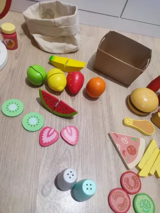 Cocinita de madera con accesorios