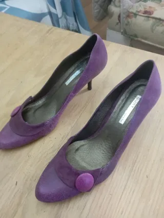 Zapatos de tacón morados con botón