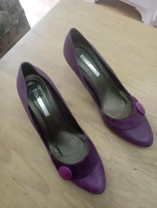 Zapatos de tacón morados con botón