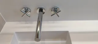 Espejo retroiluminado y 2 grifos de diseño