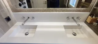 Espejo retroiluminado y 2 grifos de diseño