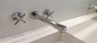 Espejo retroiluminado y 2 grifos de diseño