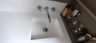 Espejo retroiluminado y 2 grifos de diseño