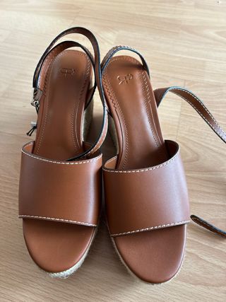 Sandalias cuña piel marrón