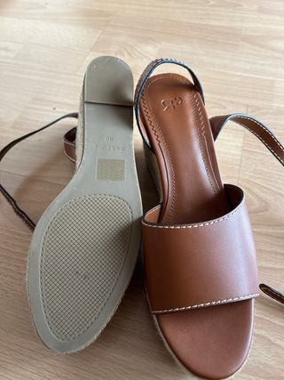 Sandalias cuña piel marrón