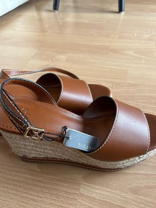 Sandalias cuña piel marrón