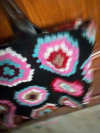 Bolso negro con diseño crochet floral multicolor