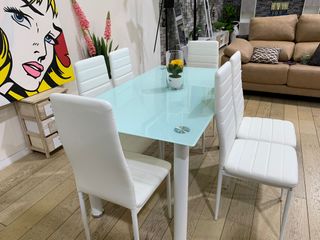 Mesa de cristal con 6 sillas blancas