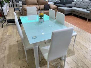Mesa de cristal con 6 sillas blancas
