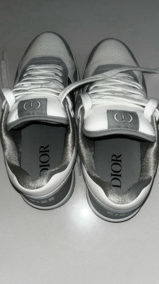 Zapatos Dior grises y blancos